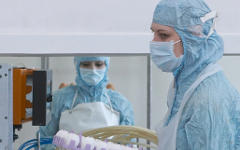 Концентрация и очистка вируса гриппа A/H1N1 © РИА Новости, Андрей Старостин